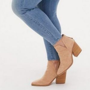 LNEW TORRID BEIGE FAUX SUEDE BOOTIES V CUT ON THE SIDES BK ZIPPER SIZE 10